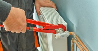 Установка радиаторов отопления в Кореновске - цена, стоимость от 1015 руб., работа в доме и квартире